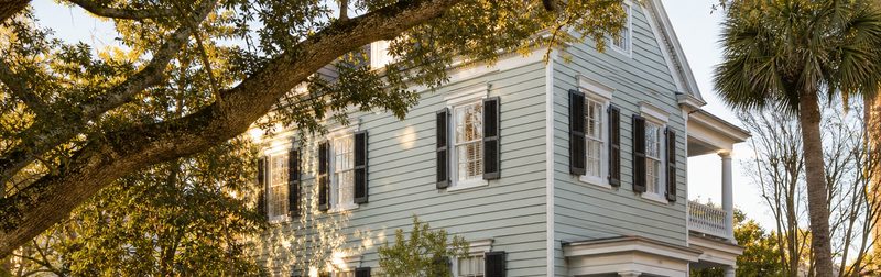 A Charleston single house with a side piazza