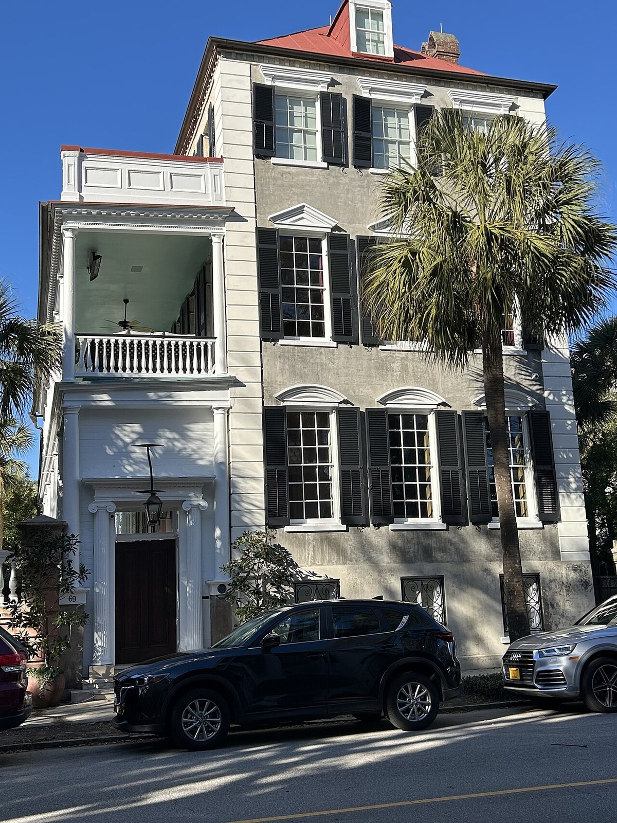 Charleston single house with side piazza and narrow street frontage